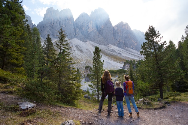 Famiglia - madre e figlia che fanno un'escursione al parco naturale di puez odle. Dalla Val Gardena all'Alta Badia. Italia.