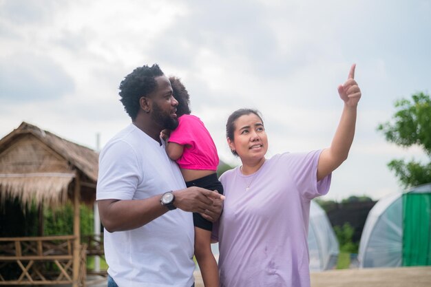 Famiglia madre felice del padre e della figlia dell'afroamericano