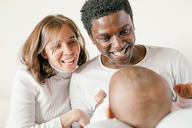 Famiglia, madre, padre e bambino felici.