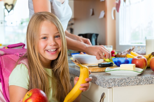 Famiglia, madre preparando la colazione per la scuola