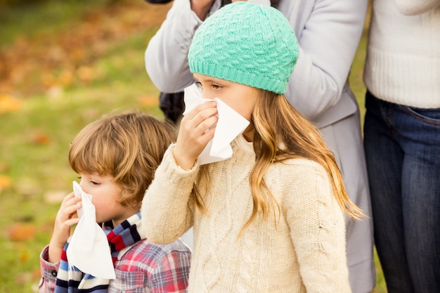 Famiglia malata che soffia il naso