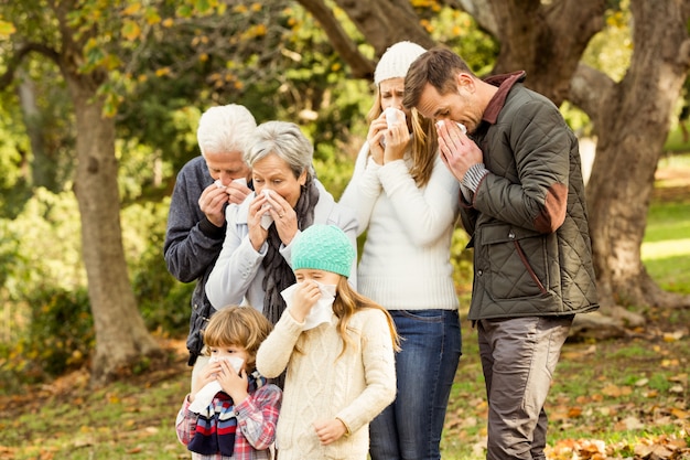 Famiglia malata che soffia il naso