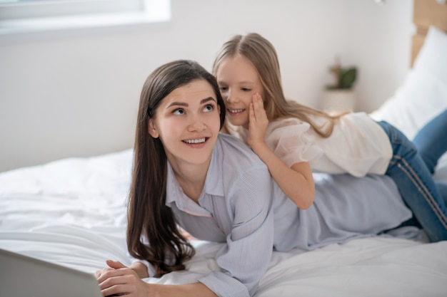 Famiglia. Mamma e figlia trascorrono del tempo insieme e sembrano serene