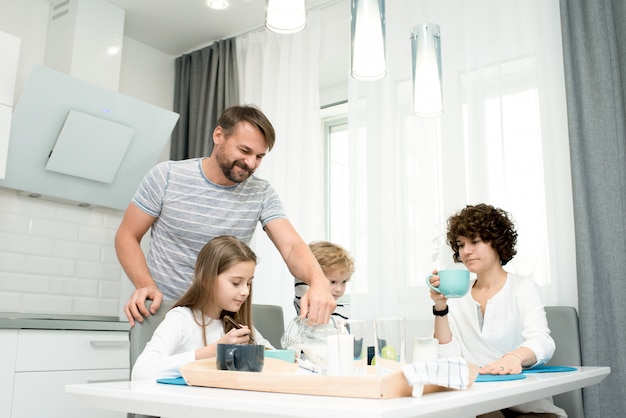 Famiglia moderna a colazione