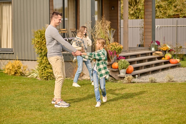 Famiglia moderna di quattro persone che trascorrono del tempo in campagna