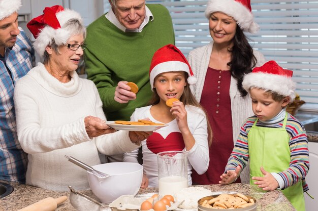 Famiglia multi-generazione che cuoce insieme