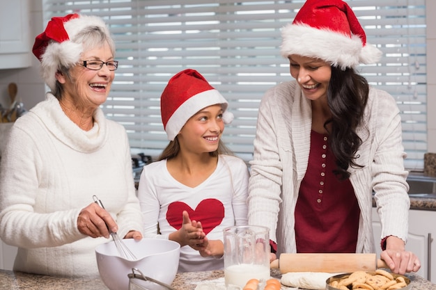 Famiglia multi-generazione che cuoce insieme