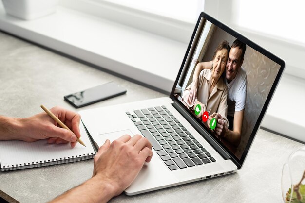 Famiglia multigenerazionale che utilizza l'applicazione per conferenze per riunioni - Videochiamata in primo piano dalla webcam di amici di gruppo bloccati da Coronavirus, Covid-19.