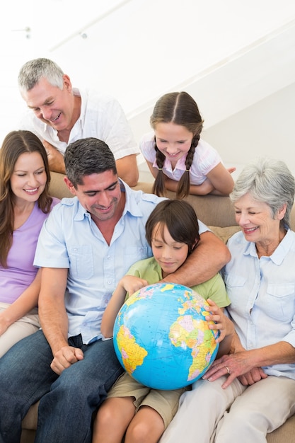 Famiglia multigenerazionale guardando il globo