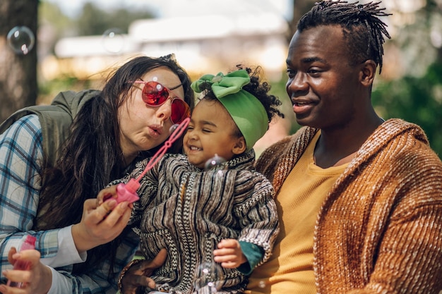 Famiglia multirazziale che si diverte nel parco