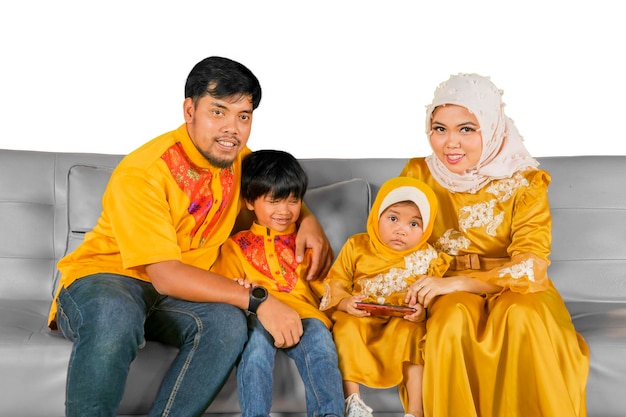 Famiglia musulmana asiatica felice che sorride alla macchina fotografica