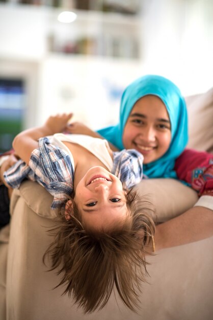 Famiglia musulmana felice a nuova casa moderna