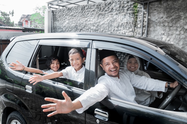 Famiglia musulmana in macchina