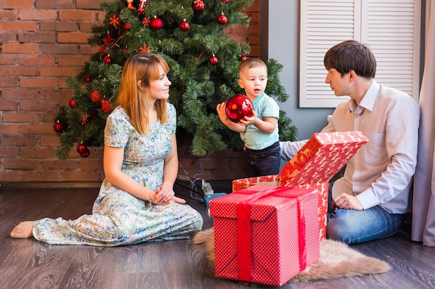 Famiglia, natale, natale, inverno, felicità e concetto della gente - famiglia sorridente con il neonato