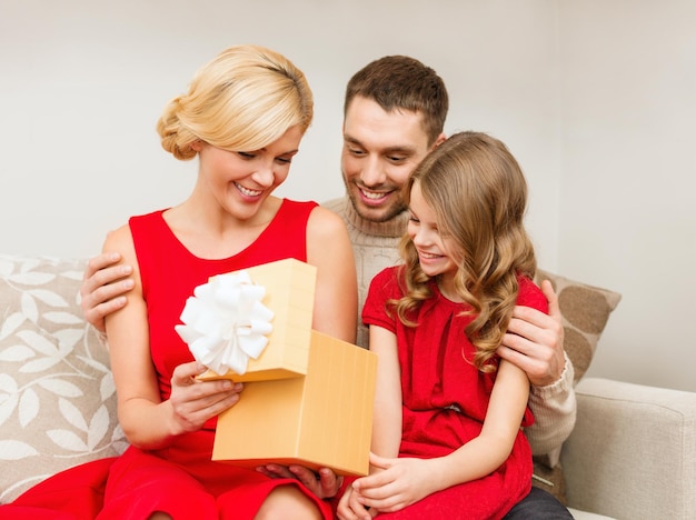 famiglia, natale, natale, inverno, felicità e concetto di persone - confezione regalo di apertura della famiglia felice