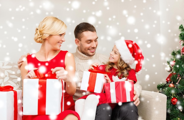 famiglia, natale, natale, inverno, felicità e concetto di persone - scatole regalo di apertura della famiglia felice