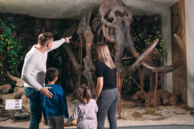 Famiglia nel museo