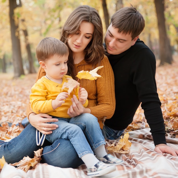 Famiglia nel parco d'autunno