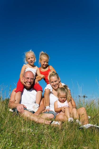 Famiglia nel prato