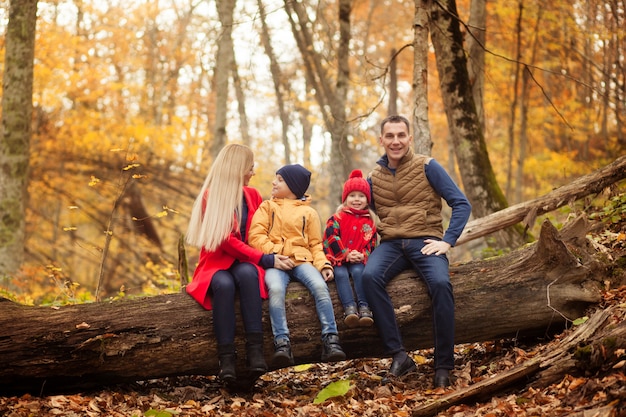 Famiglia nella foresta in autunno