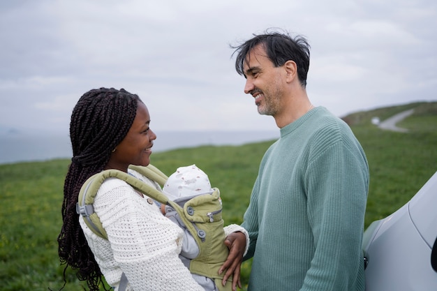 Famiglia nomade che vive nella natura