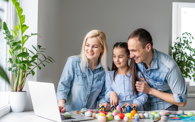 famiglia per pasqua vicino al laptop.