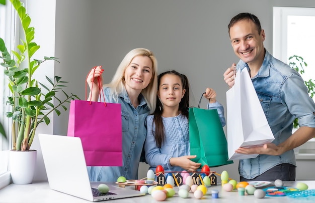 famiglia per pasqua vicino al laptop.