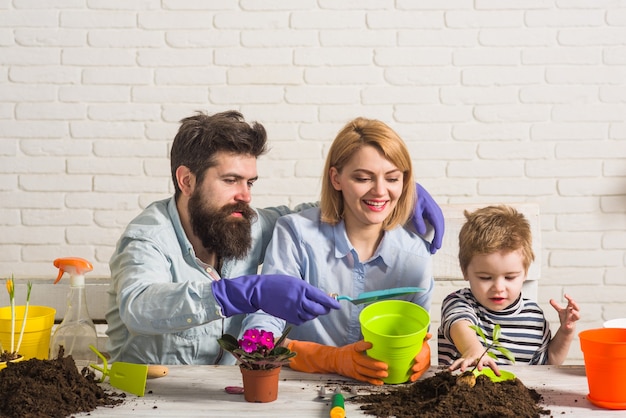 Famiglia piantare insieme piantare famiglia piantare fiori giardinaggio casa cibo ecologico