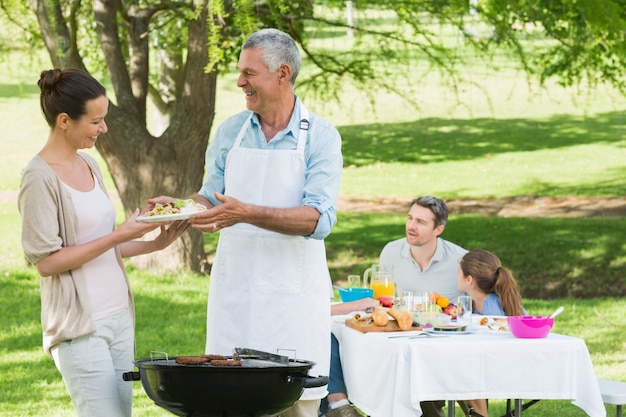 Famiglia pranzare nel prato