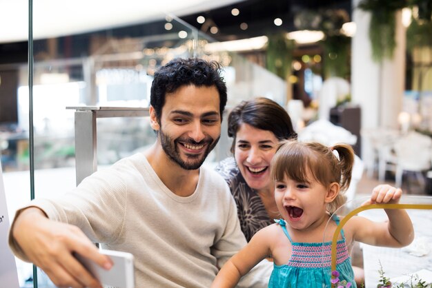 Famiglia prendendo selfie foto insieme