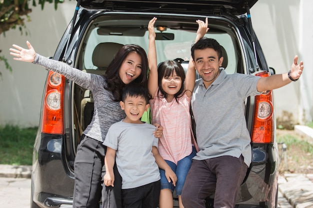 Famiglia pronta per le vacanze estive