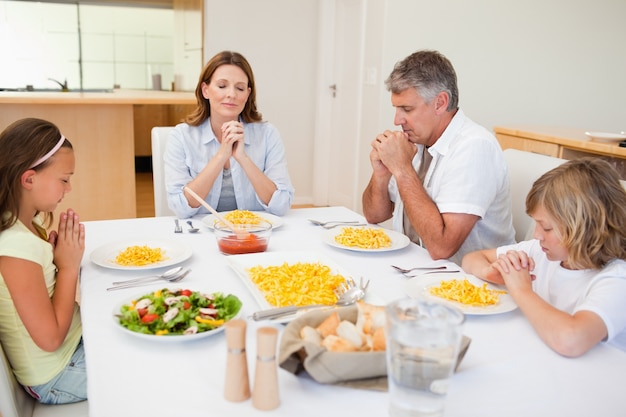 Famiglia riconoscente che dice grazia