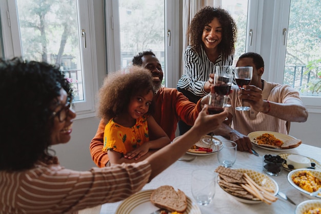 Famiglia riunita per il pranzo delle vacanze