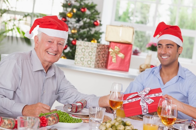 Famiglia scambiando regali di Natale