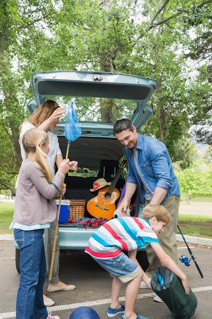 Famiglia scarico bagagliaio mentre sul picnic