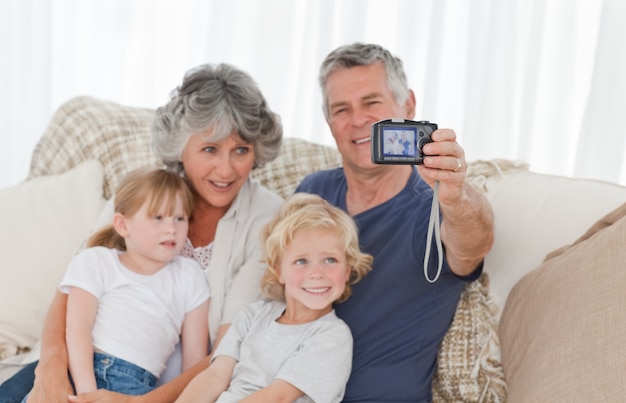 Famiglia scattare una foto di se stessi