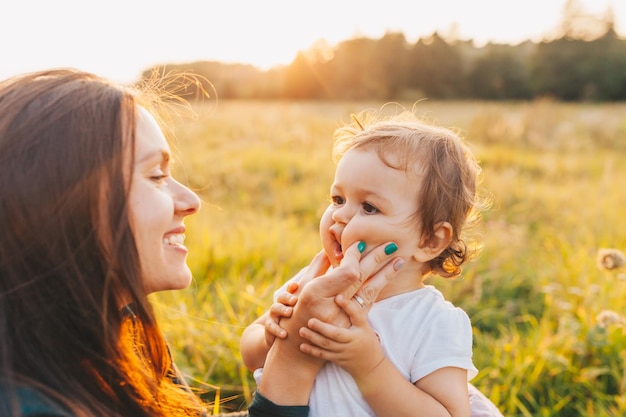 Famiglia schietta felice e gioiosa infanzia in una giornata di sole