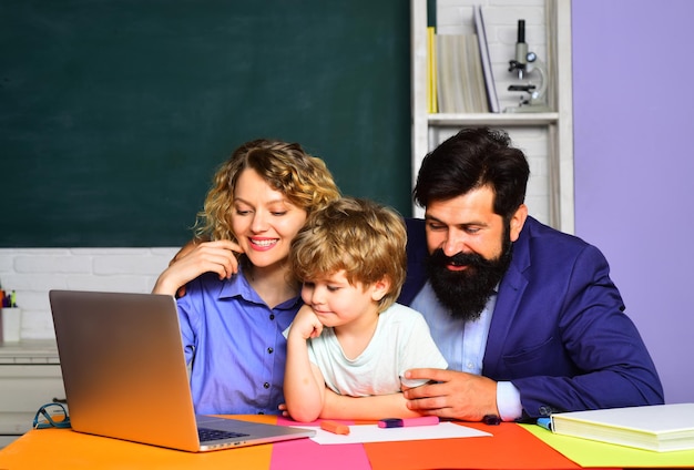 Famiglia scolastica pronta a studiare di nuovo a scuola e collaborazione con la comunità scolastica a casa