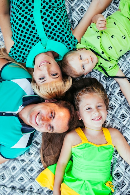 Famiglia sdraiata nel parco