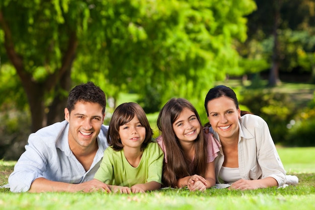 Famiglia sdraiata nel parco