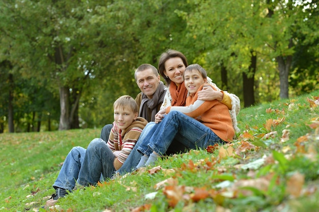 Famiglia seduta nel parco