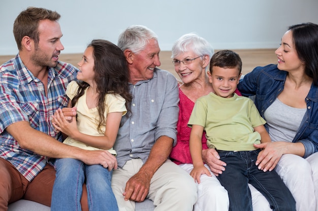 Famiglia seduta sul divano