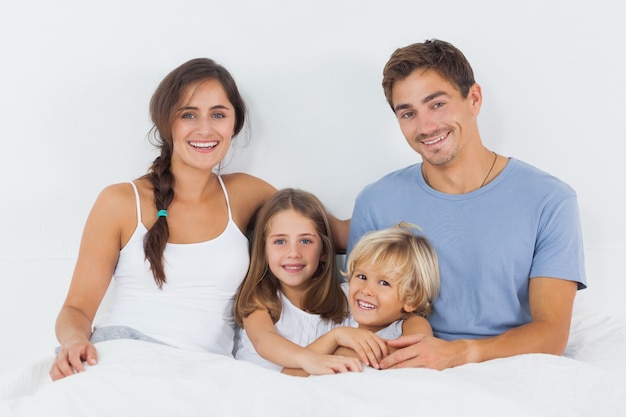 Famiglia seduta sul letto