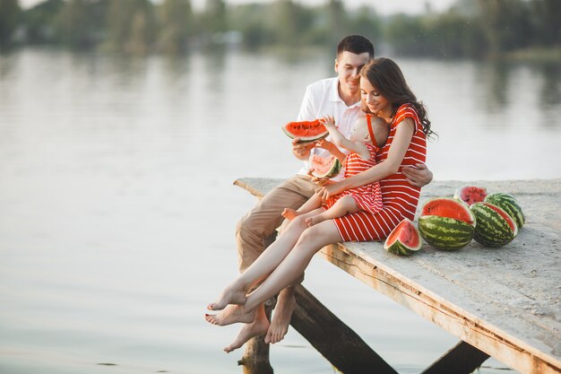 famiglia seduto vicino all'acqua sul ponte