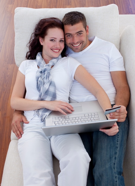 Famiglia shopping online con laptop e carta di credito