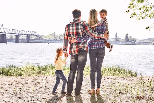 Famiglia significa abbracciarsi ed essere lì genitori che stanno con i loro