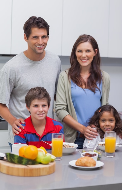 Famiglia sorridente a colazione