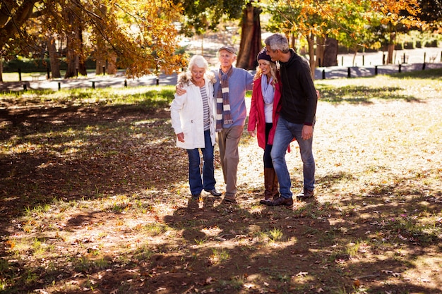 Famiglia sorridente a piedi