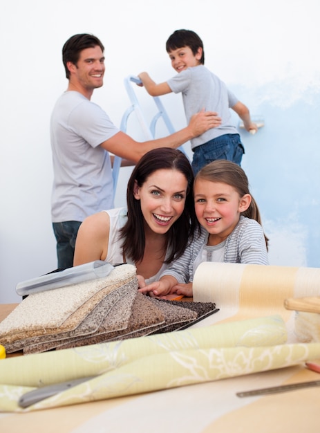 Famiglia sorridente che fa la loro nuova casa