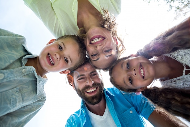 Famiglia sorridente che forma calca